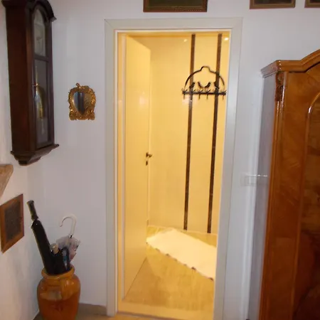 Kapo Authentic Old Town Apartment